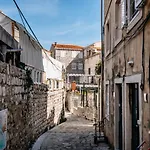 Small House Old Town By Duhomes